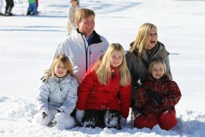 18-02-2013 KONINKLIJK HUIS: KONINKLIJKE FAMILIE IN LECH VOOR WINTERSPORT VAKANTIE.
Lech - In het Oostenrijkse Lech was maandagochtend om 10 uur het fotomoment van de koninklijke familie. Prinses Mabel en haar kinderen waren daar niet bij, maar zij is wel in Lech.
In het kerkje in Lech werd zondagavond een herdenkingsdienst gehouden voor prins Friso die vorig jaar ernstig gewond raakte toen hij onder een lawine terecht kwam. 

Hij ligt nog steeds met ernstig letsel in het ziekenhuis in Londen. Het fotomoment aan het begin van de wintersport vakantie was de laatste voor koningin Beatrix in de hoedanigheid als koningin. Daardoor was er veel meer pers aanwezig dan in voorgaande jaren.
foto: Albert den Iseger.