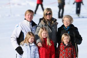 18-02-2013 KONINKLIJK HUIS: KONINKLIJKE FAMILIE IN LECH VOOR WINTERSPORT VAKANTIE.
Lech - In het Oostenrijkse Lech was maandagochtend om 10 uur het fotomoment van de koninklijke familie. Prinses Mabel en haar kinderen waren daar niet bij, maar zij is wel in Lech.
In het kerkje in Lech werd zondagavond een herdenkingsdienst gehouden voor prins Friso die vorig jaar ernstig gewond raakte toen hij onder een lawine terecht kwam. 

Hij ligt nog steeds met ernstig letsel in het ziekenhuis in Londen. Het fotomoment aan het begin van de wintersport vakantie was de laatste voor koningin Beatrix in de hoedanigheid als koningin. Daardoor was er veel meer pers aanwezig dan in voorgaande jaren.
foto: Albert den Iseger.