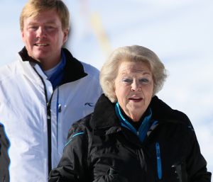 18-02-2013 KONINKLIJK HUIS: KONINKLIJKE FAMILIE IN LECH VOOR WINTERSPORT VAKANTIE.
Lech - In het Oostenrijkse Lech was maandagochtend om 10 uur het fotomoment van de koninklijke familie. Prinses Mabel en haar kinderen waren daar niet bij, maar zij is wel in Lech.
In het kerkje in Lech werd zondagavond een herdenkingsdienst gehouden voor prins Friso die vorig jaar ernstig gewond raakte toen hij onder een lawine terecht kwam. 

Hij ligt nog steeds met ernstig letsel in het ziekenhuis in Londen. Het fotomoment aan het begin van de wintersport vakantie was de laatste voor koningin Beatrix in de hoedanigheid als koningin. Daardoor was er veel meer pers aanwezig dan in voorgaande jaren.
foto: Albert den Iseger.