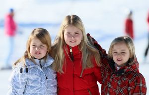 18-02-2013 KONINKLIJK HUIS: KONINKLIJKE FAMILIE IN LECH VOOR WINTERSPORT VAKANTIE.
Lech - In het Oostenrijkse Lech was maandagochtend om 10 uur het fotomoment van de koninklijke familie. Prinses Mabel en haar kinderen waren daar niet bij, maar zij is wel in Lech.
In het kerkje in Lech werd zondagavond een herdenkingsdienst gehouden voor prins Friso die vorig jaar ernstig gewond raakte toen hij onder een lawine terecht kwam. 

Hij ligt nog steeds met ernstig letsel in het ziekenhuis in Londen. Het fotomoment aan het begin van de wintersport vakantie was de laatste voor koningin Beatrix in de hoedanigheid als koningin. Daardoor was er veel meer pers aanwezig dan in voorgaande jaren.
foto: Albert den Iseger.