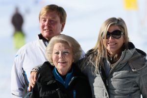 18-02-2013 KONINKLIJK HUIS: KONINKLIJKE FAMILIE IN LECH VOOR WINTERSPORT VAKANTIE.
Lech - In het Oostenrijkse Lech was maandagochtend om 10 uur het fotomoment van de koninklijke familie. Prinses Mabel en haar kinderen waren daar niet bij, maar zij is wel in Lech.
In het kerkje in Lech werd zondagavond een herdenkingsdienst gehouden voor prins Friso die vorig jaar ernstig gewond raakte toen hij onder een lawine terecht kwam. 

Hij ligt nog steeds met ernstig letsel in het ziekenhuis in Londen. Het fotomoment aan het begin van de wintersport vakantie was de laatste voor koningin Beatrix in de hoedanigheid als koningin. Daardoor was er veel meer pers aanwezig dan in voorgaande jaren.
foto: Albert den Iseger.