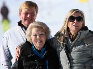 18-02-2013 KONINKLIJK HUIS: KONINKLIJKE FAMILIE IN LECH VOOR WINTERSPORT VAKANTIE.
Lech - In het Oostenrijkse Lech was maandagochtend om 10 uur het fotomoment van de koninklijke familie. Prinses Mabel en haar kinderen waren daar niet bij, maar zij is wel in Lech.
In het kerkje in Lech werd zondagavond een herdenkingsdienst gehouden voor prins Friso die vorig jaar ernstig gewond raakte toen hij onder een lawine terecht kwam. 

Hij ligt nog steeds met ernstig letsel in het ziekenhuis in Londen. Het fotomoment aan het begin van de wintersport vakantie was de laatste voor koningin Beatrix in de hoedanigheid als koningin. Daardoor was er veel meer pers aanwezig dan in voorgaande jaren.
foto: Albert den Iseger.