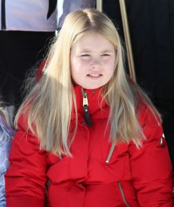 18-02-2013 KONINKLIJK HUIS: KONINKLIJKE FAMILIE IN LECH VOOR WINTERSPORT VAKANTIE.
Lech - In het Oostenrijkse Lech was maandagochtend om 10 uur het fotomoment van de koninklijke familie. Prinses Mabel en haar kinderen waren daar niet bij, maar zij is wel in Lech.
In het kerkje in Lech werd zondagavond een herdenkingsdienst gehouden voor prins Friso die vorig jaar ernstig gewond raakte toen hij onder een lawine terecht kwam. 

Hij ligt nog steeds met ernstig letsel in het ziekenhuis in Londen. Het fotomoment aan het begin van de wintersport vakantie was de laatste voor koningin Beatrix in de hoedanigheid als koningin. Daardoor was er veel meer pers aanwezig dan in voorgaande jaren.
foto: Albert den Iseger.