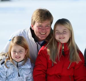18-02-2013 KONINKLIJK HUIS: KONINKLIJKE FAMILIE IN LECH VOOR WINTERSPORT VAKANTIE.
Lech - In het Oostenrijkse Lech was maandagochtend om 10 uur het fotomoment van de koninklijke familie. Prinses Mabel en haar kinderen waren daar niet bij, maar zij is wel in Lech.
In het kerkje in Lech werd zondagavond een herdenkingsdienst gehouden voor prins Friso die vorig jaar ernstig gewond raakte toen hij onder een lawine terecht kwam. 

Hij ligt nog steeds met ernstig letsel in het ziekenhuis in Londen. Het fotomoment aan het begin van de wintersport vakantie was de laatste voor koningin Beatrix in de hoedanigheid als koningin. Daardoor was er veel meer pers aanwezig dan in voorgaande jaren.
foto: Albert den Iseger.