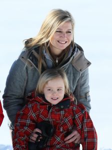 18-02-2013 KONINKLIJK HUIS: KONINKLIJKE FAMILIE IN LECH VOOR WINTERSPORT VAKANTIE.
Lech - In het Oostenrijkse Lech was maandagochtend om 10 uur het fotomoment van de koninklijke familie. Prinses Mabel en haar kinderen waren daar niet bij, maar zij is wel in Lech.
In het kerkje in Lech werd zondagavond een herdenkingsdienst gehouden voor prins Friso die vorig jaar ernstig gewond raakte toen hij onder een lawine terecht kwam. 

Hij ligt nog steeds met ernstig letsel in het ziekenhuis in Londen. Het fotomoment aan het begin van de wintersport vakantie was de laatste voor koningin Beatrix in de hoedanigheid als koningin. Daardoor was er veel meer pers aanwezig dan in voorgaande jaren.
foto: Albert den Iseger.