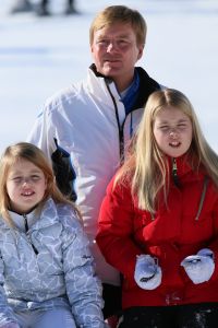 18-02-2013 KONINKLIJK HUIS: KONINKLIJKE FAMILIE IN LECH VOOR WINTERSPORT VAKANTIE.
Lech - In het Oostenrijkse Lech was maandagochtend om 10 uur het fotomoment van de koninklijke familie. Prinses Mabel en haar kinderen waren daar niet bij, maar zij is wel in Lech.
In het kerkje in Lech werd zondagavond een herdenkingsdienst gehouden voor prins Friso die vorig jaar ernstig gewond raakte toen hij onder een lawine terecht kwam. 

Hij ligt nog steeds met ernstig letsel in het ziekenhuis in Londen. Het fotomoment aan het begin van de wintersport vakantie was de laatste voor koningin Beatrix in de hoedanigheid als koningin. Daardoor was er veel meer pers aanwezig dan in voorgaande jaren.
foto: Albert den Iseger.