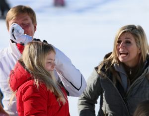 18-02-2013 KONINKLIJK HUIS: KONINKLIJKE FAMILIE IN LECH VOOR WINTERSPORT VAKANTIE.
Lech - In het Oostenrijkse Lech was maandagochtend om 10 uur het fotomoment van de koninklijke familie. Prinses Mabel en haar kinderen waren daar niet bij, maar zij is wel in Lech.
In het kerkje in Lech werd zondagavond een herdenkingsdienst gehouden voor prins Friso die vorig jaar ernstig gewond raakte toen hij onder een lawine terecht kwam. 

Hij ligt nog steeds met ernstig letsel in het ziekenhuis in Londen. Het fotomoment aan het begin van de wintersport vakantie was de laatste voor koningin Beatrix in de hoedanigheid als koningin. Daardoor was er veel meer pers aanwezig dan in voorgaande jaren.
foto: Albert den Iseger.