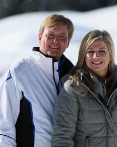 18-02-2013 KONINKLIJK HUIS: KONINKLIJKE FAMILIE IN LECH VOOR WINTERSPORT VAKANTIE.
Lech - In het Oostenrijkse Lech was maandagochtend om 10 uur het fotomoment van de koninklijke familie. Prinses Mabel en haar kinderen waren daar niet bij, maar zij is wel in Lech.
In het kerkje in Lech werd zondagavond een herdenkingsdienst gehouden voor prins Friso die vorig jaar ernstig gewond raakte toen hij onder een lawine terecht kwam. 

Hij ligt nog steeds met ernstig letsel in het ziekenhuis in Londen. Het fotomoment aan het begin van de wintersport vakantie was de laatste voor koningin Beatrix in de hoedanigheid als koningin. Daardoor was er veel meer pers aanwezig dan in voorgaande jaren.
foto: Albert den Iseger.18-02-2013 KONINKLIJK HUIS: KONINKLIJKE FAMILIE IN LECH VOOR WINTERSPORT VAKANTIE.
Lech - In het Oostenrijkse Lech was maandagochtend om 10 uur het fotomoment van de koninklijke familie. Prinses Mabel en haar kinderen waren daar niet bij, maar zij is wel in Lech.
In het kerkje in Lech werd zondagavond een herdenkingsdienst gehouden voor prins Friso die vorig jaar ernstig gewond raakte toen hij onder een lawine terecht kwam. 

Hij ligt nog steeds met ernstig letsel in het ziekenhuis in Londen. Het fotomoment aan het begin van de wintersport vakantie was de laatste voor koningin Beatrix in de hoedanigheid als koningin. Daardoor was er veel meer pers aanwezig dan in voorgaande jaren.
foto: Albert den Iseger.