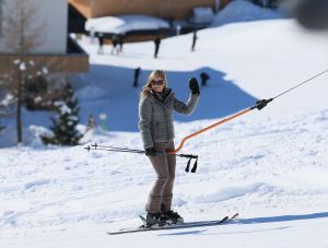 18-02-2013 KONINKLIJK HUIS: KONINKLIJKE FAMILIE IN LECH VOOR WINTERSPORT VAKANTIE.
Lech - In het Oostenrijkse Lech was maandagochtend om 10 uur het fotomoment van de koninklijke familie. Prinses Mabel en haar kinderen waren daar niet bij, maar zij is wel in Lech.
In het kerkje in Lech werd zondagavond een herdenkingsdienst gehouden voor prins Friso die vorig jaar ernstig gewond raakte toen hij onder een lawine terecht kwam. 

Hij ligt nog steeds met ernstig letsel in het ziekenhuis in Londen. Het fotomoment aan het begin van de wintersport vakantie was de laatste voor koningin Beatrix in de hoedanigheid als koningin. Daardoor was er veel meer pers aanwezig dan in voorgaande jaren.
foto: Albert den Iseger.