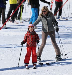 18-02-2013 KONINKLIJK HUIS: KONINKLIJKE FAMILIE IN LECH VOOR WINTERSPORT VAKANTIE.
Lech - In het Oostenrijkse Lech was maandagochtend om 10 uur het fotomoment van de koninklijke familie. Prinses Mabel en haar kinderen waren daar niet bij, maar zij is wel in Lech.
In het kerkje in Lech werd zondagavond een herdenkingsdienst gehouden voor prins Friso die vorig jaar ernstig gewond raakte toen hij onder een lawine terecht kwam. 

Hij ligt nog steeds met ernstig letsel in het ziekenhuis in Londen. Het fotomoment aan het begin van de wintersport vakantie was de laatste voor koningin Beatrix in de hoedanigheid als koningin. Daardoor was er veel meer pers aanwezig dan in voorgaande jaren.
foto: Albert den Iseger.