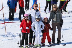 18-02-2013 KONINKLIJK HUIS: KONINKLIJKE FAMILIE IN LECH VOOR WINTERSPORT VAKANTIE.
Lech - In het Oostenrijkse Lech was maandagochtend om 10 uur het fotomoment van de koninklijke familie. Prinses Mabel en haar kinderen waren daar niet bij, maar zij is wel in Lech.
In het kerkje in Lech werd zondagavond een herdenkingsdienst gehouden voor prins Friso die vorig jaar ernstig gewond raakte toen hij onder een lawine terecht kwam. 

Hij ligt nog steeds met ernstig letsel in het ziekenhuis in Londen. Het fotomoment aan het begin van de wintersport vakantie was de laatste voor koningin Beatrix in de hoedanigheid als koningin. Daardoor was er veel meer pers aanwezig dan in voorgaande jaren.
foto: Albert den Iseger.