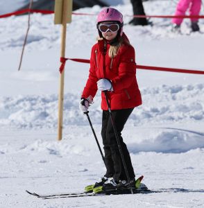18-02-2013 KONINKLIJK HUIS: KONINKLIJKE FAMILIE IN LECH VOOR WINTERSPORT VAKANTIE.
Lech - In het Oostenrijkse Lech was maandagochtend om 10 uur het fotomoment van de koninklijke familie. Prinses Mabel en haar kinderen waren daar niet bij, maar zij is wel in Lech.
In het kerkje in Lech werd zondagavond een herdenkingsdienst gehouden voor prins Friso die vorig jaar ernstig gewond raakte toen hij onder een lawine terecht kwam. 

Hij ligt nog steeds met ernstig letsel in het ziekenhuis in Londen. Het fotomoment aan het begin van de wintersport vakantie was de laatste voor koningin Beatrix in de hoedanigheid als koningin. Daardoor was er veel meer pers aanwezig dan in voorgaande jaren.
foto: Albert den Iseger.