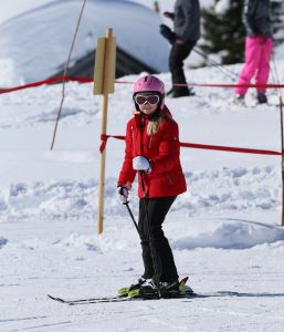18-02-2013 KONINKLIJK HUIS: KONINKLIJKE FAMILIE IN LECH VOOR WINTERSPORT VAKANTIE.
Lech - In het Oostenrijkse Lech was maandagochtend om 10 uur het fotomoment van de koninklijke familie. Prinses Mabel en haar kinderen waren daar niet bij, maar zij is wel in Lech.
In het kerkje in Lech werd zondagavond een herdenkingsdienst gehouden voor prins Friso die vorig jaar ernstig gewond raakte toen hij onder een lawine terecht kwam. 

Hij ligt nog steeds met ernstig letsel in het ziekenhuis in Londen. Het fotomoment aan het begin van de wintersport vakantie was de laatste voor koningin Beatrix in de hoedanigheid als koningin. Daardoor was er veel meer pers aanwezig dan in voorgaande jaren.
foto: Albert den Iseger.