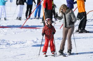 18-02-2013 KONINKLIJK HUIS: KONINKLIJKE FAMILIE IN LECH VOOR WINTERSPORT VAKANTIE.
Lech - In het Oostenrijkse Lech was maandagochtend om 10 uur het fotomoment van de koninklijke familie. Prinses Mabel en haar kinderen waren daar niet bij, maar zij is wel in Lech.
In het kerkje in Lech werd zondagavond een herdenkingsdienst gehouden voor prins Friso die vorig jaar ernstig gewond raakte toen hij onder een lawine terecht kwam. 

Hij ligt nog steeds met ernstig letsel in het ziekenhuis in Londen. Het fotomoment aan het begin van de wintersport vakantie was de laatste voor koningin Beatrix in de hoedanigheid als koningin. Daardoor was er veel meer pers aanwezig dan in voorgaande jaren.
foto: Albert den Iseger.
