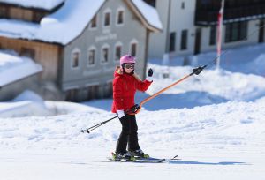 18-02-2013 KONINKLIJK HUIS: KONINKLIJKE FAMILIE IN LECH VOOR WINTERSPORT VAKANTIE.
Lech - In het Oostenrijkse Lech was maandagochtend om 10 uur het fotomoment van de koninklijke familie. Prinses Mabel en haar kinderen waren daar niet bij, maar zij is wel in Lech.
In het kerkje in Lech werd zondagavond een herdenkingsdienst gehouden voor prins Friso die vorig jaar ernstig gewond raakte toen hij onder een lawine terecht kwam. 

Hij ligt nog steeds met ernstig letsel in het ziekenhuis in Londen. Het fotomoment aan het begin van de wintersport vakantie was de laatste voor koningin Beatrix in de hoedanigheid als koningin. Daardoor was er veel meer pers aanwezig dan in voorgaande jaren.
foto: Albert den Iseger.