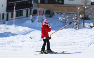 18-02-2013 KONINKLIJK HUIS: KONINKLIJKE FAMILIE IN LECH VOOR WINTERSPORT VAKANTIE.
Lech - In het Oostenrijkse Lech was maandagochtend om 10 uur het fotomoment van de koninklijke familie. Prinses Mabel en haar kinderen waren daar niet bij, maar zij is wel in Lech.
In het kerkje in Lech werd zondagavond een herdenkingsdienst gehouden voor prins Friso die vorig jaar ernstig gewond raakte toen hij onder een lawine terecht kwam. 

Hij ligt nog steeds met ernstig letsel in het ziekenhuis in Londen. Het fotomoment aan het begin van de wintersport vakantie was de laatste voor koningin Beatrix in de hoedanigheid als koningin. Daardoor was er veel meer pers aanwezig dan in voorgaande jaren.
foto: Albert den Iseger.