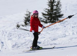 18-02-2013 KONINKLIJK HUIS: KONINKLIJKE FAMILIE IN LECH VOOR WINTERSPORT VAKANTIE.
Lech - In het Oostenrijkse Lech was maandagochtend om 10 uur het fotomoment van de koninklijke familie. Prinses Mabel en haar kinderen waren daar niet bij, maar zij is wel in Lech.
In het kerkje in Lech werd zondagavond een herdenkingsdienst gehouden voor prins Friso die vorig jaar ernstig gewond raakte toen hij onder een lawine terecht kwam. 

Hij ligt nog steeds met ernstig letsel in het ziekenhuis in Londen. Het fotomoment aan het begin van de wintersport vakantie was de laatste voor koningin Beatrix in de hoedanigheid als koningin. Daardoor was er veel meer pers aanwezig dan in voorgaande jaren.
foto: Albert den Iseger.