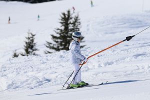 18-02-2013 KONINKLIJK HUIS: KONINKLIJKE FAMILIE IN LECH VOOR WINTERSPORT VAKANTIE.
Lech - In het Oostenrijkse Lech was maandagochtend om 10 uur het fotomoment van de koninklijke familie. Prinses Mabel en haar kinderen waren daar niet bij, maar zij is wel in Lech.
In het kerkje in Lech werd zondagavond een herdenkingsdienst gehouden voor prins Friso die vorig jaar ernstig gewond raakte toen hij onder een lawine terecht kwam. 

Hij ligt nog steeds met ernstig letsel in het ziekenhuis in Londen. Het fotomoment aan het begin van de wintersport vakantie was de laatste voor koningin Beatrix in de hoedanigheid als koningin. Daardoor was er veel meer pers aanwezig dan in voorgaande jaren.
foto: Albert den Iseger.
