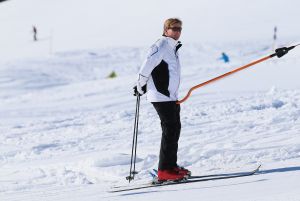18-02-2013 KONINKLIJK HUIS: KONINKLIJKE FAMILIE IN LECH VOOR WINTERSPORT VAKANTIE.
Lech - In het Oostenrijkse Lech was maandagochtend om 10 uur het fotomoment van de koninklijke familie. Prinses Mabel en haar kinderen waren daar niet bij, maar zij is wel in Lech.
In het kerkje in Lech werd zondagavond een herdenkingsdienst gehouden voor prins Friso die vorig jaar ernstig gewond raakte toen hij onder een lawine terecht kwam. 

Hij ligt nog steeds met ernstig letsel in het ziekenhuis in Londen. Het fotomoment aan het begin van de wintersport vakantie was de laatste voor koningin Beatrix in de hoedanigheid als koningin. Daardoor was er veel meer pers aanwezig dan in voorgaande jaren.
foto: Albert den Iseger.