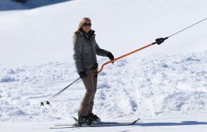 18-02-2013 KONINKLIJK HUIS: KONINKLIJKE FAMILIE IN LECH VOOR WINTERSPORT VAKANTIE.
Lech - In het Oostenrijkse Lech was maandagochtend om 10 uur het fotomoment van de koninklijke familie. Prinses Mabel en haar kinderen waren daar niet bij, maar zij is wel in Lech.
In het kerkje in Lech werd zondagavond een herdenkingsdienst gehouden voor prins Friso die vorig jaar ernstig gewond raakte toen hij onder een lawine terecht kwam. 

Hij ligt nog steeds met ernstig letsel in het ziekenhuis in Londen. Het fotomoment aan het begin van de wintersport vakantie was de laatste voor koningin Beatrix in de hoedanigheid als koningin. Daardoor was er veel meer pers aanwezig dan in voorgaande jaren.
foto: Albert den Iseger.