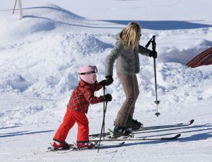 18-02-2013 KONINKLIJK HUIS: KONINKLIJKE FAMILIE IN LECH VOOR WINTERSPORT VAKANTIE.
Lech - In het Oostenrijkse Lech was maandagochtend om 10 uur het fotomoment van de koninklijke familie. Prinses Mabel en haar kinderen waren daar niet bij, maar zij is wel in Lech.
In het kerkje in Lech werd zondagavond een herdenkingsdienst gehouden voor prins Friso die vorig jaar ernstig gewond raakte toen hij onder een lawine terecht kwam. 

Hij ligt nog steeds met ernstig letsel in het ziekenhuis in Londen. Het fotomoment aan het begin van de wintersport vakantie was de laatste voor koningin Beatrix in de hoedanigheid als koningin. Daardoor was er veel meer pers aanwezig dan in voorgaande jaren.
foto: Albert den Iseger.
