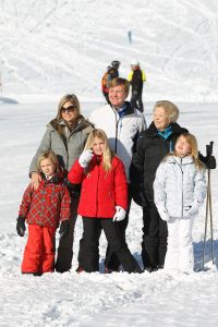 18-02-2013 KONINKLIJK HUIS: KONINKLIJKE FAMILIE IN LECH VOOR WINTERSPORT VAKANTIE.
Lech - In het Oostenrijkse Lech was maandagochtend om 10 uur het fotomoment van de koninklijke familie. Prinses Mabel en haar kinderen waren daar niet bij, maar zij is wel in Lech.
In het kerkje in Lech werd zondagavond een herdenkingsdienst gehouden voor prins Friso die vorig jaar ernstig gewond raakte toen hij onder een lawine terecht kwam. 

Hij ligt nog steeds met ernstig letsel in het ziekenhuis in Londen. Het fotomoment aan het begin van de wintersport vakantie was de laatste voor koningin Beatrix in de hoedanigheid als koningin. Daardoor was er veel meer pers aanwezig dan in voorgaande jaren.
foto: Albert den Iseger.