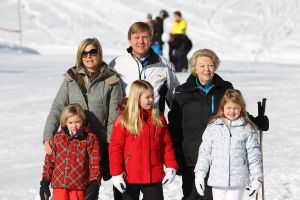 18-02-2013 KONINKLIJK HUIS: KONINKLIJKE FAMILIE IN LECH VOOR WINTERSPORT VAKANTIE.
Lech - In het Oostenrijkse Lech was maandagochtend om 10 uur het fotomoment van de koninklijke familie. Prinses Mabel en haar kinderen waren daar niet bij, maar zij is wel in Lech.
In het kerkje in Lech werd zondagavond een herdenkingsdienst gehouden voor prins Friso die vorig jaar ernstig gewond raakte toen hij onder een lawine terecht kwam. 

Hij ligt nog steeds met ernstig letsel in het ziekenhuis in Londen. Het fotomoment aan het begin van de wintersport vakantie was de laatste voor koningin Beatrix in de hoedanigheid als koningin. Daardoor was er veel meer pers aanwezig dan in voorgaande jaren.
foto: Albert den Iseger.