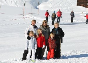 18-02-2013 KONINKLIJK HUIS: KONINKLIJKE FAMILIE IN LECH VOOR WINTERSPORT VAKANTIE.
Lech - In het Oostenrijkse Lech was maandagochtend om 10 uur het fotomoment van de koninklijke familie. Prinses Mabel en haar kinderen waren daar niet bij, maar zij is wel in Lech.
In het kerkje in Lech werd zondagavond een herdenkingsdienst gehouden voor prins Friso die vorig jaar ernstig gewond raakte toen hij onder een lawine terecht kwam. 

Hij ligt nog steeds met ernstig letsel in het ziekenhuis in Londen. Het fotomoment aan het begin van de wintersport vakantie was de laatste voor koningin Beatrix in de hoedanigheid als koningin. Daardoor was er veel meer pers aanwezig dan in voorgaande jaren.
foto: Albert den Iseger.