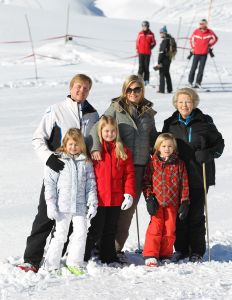 18-02-2013 KONINKLIJK HUIS: KONINKLIJKE FAMILIE IN LECH VOOR WINTERSPORT VAKANTIE.
Lech - In het Oostenrijkse Lech was maandagochtend om 10 uur het fotomoment van de koninklijke familie. Prinses Mabel en haar kinderen waren daar niet bij, maar zij is wel in Lech.
In het kerkje in Lech werd zondagavond een herdenkingsdienst gehouden voor prins Friso die vorig jaar ernstig gewond raakte toen hij onder een lawine terecht kwam. 

Hij ligt nog steeds met ernstig letsel in het ziekenhuis in Londen. Het fotomoment aan het begin van de wintersport vakantie was de laatste voor koningin Beatrix in de hoedanigheid als koningin. Daardoor was er veel meer pers aanwezig dan in voorgaande jaren.
foto: Albert den Iseger.