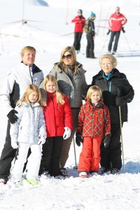 18-02-2013 KONINKLIJK HUIS: KONINKLIJKE FAMILIE IN LECH VOOR WINTERSPORT VAKANTIE.
Lech - In het Oostenrijkse Lech was maandagochtend om 10 uur het fotomoment van de koninklijke familie. Prinses Mabel en haar kinderen waren daar niet bij, maar zij is wel in Lech.
In het kerkje in Lech werd zondagavond een herdenkingsdienst gehouden voor prins Friso die vorig jaar ernstig gewond raakte toen hij onder een lawine terecht kwam. 

Hij ligt nog steeds met ernstig letsel in het ziekenhuis in Londen. Het fotomoment aan het begin van de wintersport vakantie was de laatste voor koningin Beatrix in de hoedanigheid als koningin. Daardoor was er veel meer pers aanwezig dan in voorgaande jaren.
foto: Albert den Iseger.