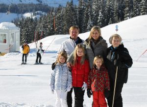 18-02-2013 KONINKLIJK HUIS: KONINKLIJKE FAMILIE IN LECH VOOR WINTERSPORT VAKANTIE.
Lech - In het Oostenrijkse Lech was maandagochtend om 10 uur het fotomoment van de koninklijke familie. Prinses Mabel en haar kinderen waren daar niet bij, maar zij is wel in Lech.
In het kerkje in Lech werd zondagavond een herdenkingsdienst gehouden voor prins Friso die vorig jaar ernstig gewond raakte toen hij onder een lawine terecht kwam. 

Hij ligt nog steeds met ernstig letsel in het ziekenhuis in Londen. Het fotomoment aan het begin van de wintersport vakantie was de laatste voor koningin Beatrix in de hoedanigheid als koningin. Daardoor was er veel meer pers aanwezig dan in voorgaande jaren.
foto: Albert den Iseger.