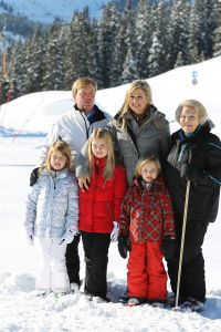 18-02-2013 KONINKLIJK HUIS: KONINKLIJKE FAMILIE IN LECH VOOR WINTERSPORT VAKANTIE.
Lech - In het Oostenrijkse Lech was maandagochtend om 10 uur het fotomoment van de koninklijke familie. Prinses Mabel en haar kinderen waren daar niet bij, maar zij is wel in Lech.
In het kerkje in Lech werd zondagavond een herdenkingsdienst gehouden voor prins Friso die vorig jaar ernstig gewond raakte toen hij onder een lawine terecht kwam. 

Hij ligt nog steeds met ernstig letsel in het ziekenhuis in Londen. Het fotomoment aan het begin van de wintersport vakantie was de laatste voor koningin Beatrix in de hoedanigheid als koningin. Daardoor was er veel meer pers aanwezig dan in voorgaande jaren.
foto: Albert den Iseger.