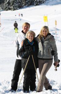 18-02-2013 KONINKLIJK HUIS: KONINKLIJKE FAMILIE IN LECH VOOR WINTERSPORT VAKANTIE.
Lech - In het Oostenrijkse Lech was maandagochtend om 10 uur het fotomoment van de koninklijke familie. Prinses Mabel en haar kinderen waren daar niet bij, maar zij is wel in Lech.
In het kerkje in Lech werd zondagavond een herdenkingsdienst gehouden voor prins Friso die vorig jaar ernstig gewond raakte toen hij onder een lawine terecht kwam. 

Hij ligt nog steeds met ernstig letsel in het ziekenhuis in Londen. Het fotomoment aan het begin van de wintersport vakantie was de laatste voor koningin Beatrix in de hoedanigheid als koningin. Daardoor was er veel meer pers aanwezig dan in voorgaande jaren.
foto: Albert den Iseger.