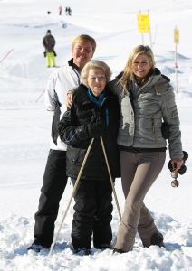 18-02-2013 KONINKLIJK HUIS: KONINKLIJKE FAMILIE IN LECH VOOR WINTERSPORT VAKANTIE.
Lech - In het Oostenrijkse Lech was maandagochtend om 10 uur het fotomoment van de koninklijke familie. Prinses Mabel en haar kinderen waren daar niet bij, maar zij is wel in Lech.
In het kerkje in Lech werd zondagavond een herdenkingsdienst gehouden voor prins Friso die vorig jaar ernstig gewond raakte toen hij onder een lawine terecht kwam. 

Hij ligt nog steeds met ernstig letsel in het ziekenhuis in Londen. Het fotomoment aan het begin van de wintersport vakantie was de laatste voor koningin Beatrix in de hoedanigheid als koningin. Daardoor was er veel meer pers aanwezig dan in voorgaande jaren.
foto: Albert den Iseger.