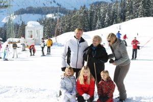 18-02-2013 KONINKLIJK HUIS: KONINKLIJKE FAMILIE IN LECH VOOR WINTERSPORT VAKANTIE.
Lech - In het Oostenrijkse Lech was maandagochtend om 10 uur het fotomoment van de koninklijke familie. Prinses Mabel en haar kinderen waren daar niet bij, maar zij is wel in Lech.
In het kerkje in Lech werd zondagavond een herdenkingsdienst gehouden voor prins Friso die vorig jaar ernstig gewond raakte toen hij onder een lawine terecht kwam. 

Hij ligt nog steeds met ernstig letsel in het ziekenhuis in Londen. Het fotomoment aan het begin van de wintersport vakantie was de laatste voor koningin Beatrix in de hoedanigheid als koningin. Daardoor was er veel meer pers aanwezig dan in voorgaande jaren.
foto: Albert den Iseger.