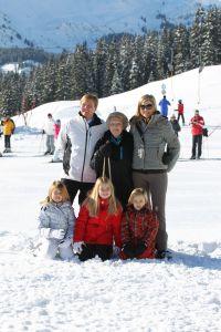 18-02-2013 KONINKLIJK HUIS: KONINKLIJKE FAMILIE IN LECH VOOR WINTERSPORT VAKANTIE.
Lech - In het Oostenrijkse Lech was maandagochtend om 10 uur het fotomoment van de koninklijke familie. Prinses Mabel en haar kinderen waren daar niet bij, maar zij is wel in Lech.
In het kerkje in Lech werd zondagavond een herdenkingsdienst gehouden voor prins Friso die vorig jaar ernstig gewond raakte toen hij onder een lawine terecht kwam. 

Hij ligt nog steeds met ernstig letsel in het ziekenhuis in Londen. Het fotomoment aan het begin van de wintersport vakantie was de laatste voor koningin Beatrix in de hoedanigheid als koningin. Daardoor was er veel meer pers aanwezig dan in voorgaande jaren.
foto: Albert den Iseger.