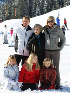 18-02-2013 KONINKLIJK HUIS: KONINKLIJKE FAMILIE IN LECH VOOR WINTERSPORT VAKANTIE.
Lech - In het Oostenrijkse Lech was maandagochtend om 10 uur het fotomoment van de koninklijke familie. Prinses Mabel en haar kinderen waren daar niet bij, maar zij is wel in Lech.
In het kerkje in Lech werd zondagavond een herdenkingsdienst gehouden voor prins Friso die vorig jaar ernstig gewond raakte toen hij onder een lawine terecht kwam. 

Hij ligt nog steeds met ernstig letsel in het ziekenhuis in Londen. Het fotomoment aan het begin van de wintersport vakantie was de laatste voor koningin Beatrix in de hoedanigheid als koningin. Daardoor was er veel meer pers aanwezig dan in voorgaande jaren.
foto: Albert den Iseger.