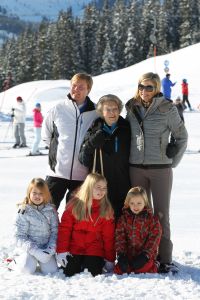 18-02-2013 KONINKLIJK HUIS: KONINKLIJKE FAMILIE IN LECH VOOR WINTERSPORT VAKANTIE.
Lech - In het Oostenrijkse Lech was maandagochtend om 10 uur het fotomoment van de koninklijke familie. Prinses Mabel en haar kinderen waren daar niet bij, maar zij is wel in Lech.
In het kerkje in Lech werd zondagavond een herdenkingsdienst gehouden voor prins Friso die vorig jaar ernstig gewond raakte toen hij onder een lawine terecht kwam. 

Hij ligt nog steeds met ernstig letsel in het ziekenhuis in Londen. Het fotomoment aan het begin van de wintersport vakantie was de laatste voor koningin Beatrix in de hoedanigheid als koningin. Daardoor was er veel meer pers aanwezig dan in voorgaande jaren.
foto: Albert den Iseger.