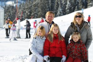 18-02-2013 KONINKLIJK HUIS: KONINKLIJKE FAMILIE IN LECH VOOR WINTERSPORT VAKANTIE.
Lech - In het Oostenrijkse Lech was maandagochtend om 10 uur het fotomoment van de koninklijke familie. Prinses Mabel en haar kinderen waren daar niet bij, maar zij is wel in Lech.
In het kerkje in Lech werd zondagavond een herdenkingsdienst gehouden voor prins Friso die vorig jaar ernstig gewond raakte toen hij onder een lawine terecht kwam. 

Hij ligt nog steeds met ernstig letsel in het ziekenhuis in Londen. Het fotomoment aan het begin van de wintersport vakantie was de laatste voor koningin Beatrix in de hoedanigheid als koningin. Daardoor was er veel meer pers aanwezig dan in voorgaande jaren.
foto: Albert den Iseger.
