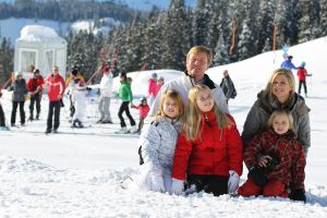 18-02-2013 KONINKLIJK HUIS: KONINKLIJKE FAMILIE IN LECH VOOR WINTERSPORT VAKANTIE.
Lech - In het Oostenrijkse Lech was maandagochtend om 10 uur het fotomoment van de koninklijke familie. Prinses Mabel en haar kinderen waren daar niet bij, maar zij is wel in Lech.
In het kerkje in Lech werd zondagavond een herdenkingsdienst gehouden voor prins Friso die vorig jaar ernstig gewond raakte toen hij onder een lawine terecht kwam. 

Hij ligt nog steeds met ernstig letsel in het ziekenhuis in Londen. Het fotomoment aan het begin van de wintersport vakantie was de laatste voor koningin Beatrix in de hoedanigheid als koningin. Daardoor was er veel meer pers aanwezig dan in voorgaande jaren.
foto: Albert den Iseger.