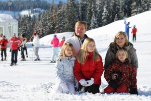 18-02-2013 KONINKLIJK HUIS: KONINKLIJKE FAMILIE IN LECH VOOR WINTERSPORT VAKANTIE.
Lech - In het Oostenrijkse Lech was maandagochtend om 10 uur het fotomoment van de koninklijke familie. Prinses Mabel en haar kinderen waren daar niet bij, maar zij is wel in Lech.
In het kerkje in Lech werd zondagavond een herdenkingsdienst gehouden voor prins Friso die vorig jaar ernstig gewond raakte toen hij onder een lawine terecht kwam. 

Hij ligt nog steeds met ernstig letsel in het ziekenhuis in Londen. Het fotomoment aan het begin van de wintersport vakantie was de laatste voor koningin Beatrix in de hoedanigheid als koningin. Daardoor was er veel meer pers aanwezig dan in voorgaande jaren.
foto: Albert den Iseger.