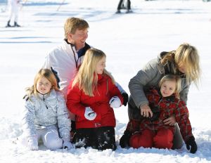 18-02-2013 KONINKLIJK HUIS: KONINKLIJKE FAMILIE IN LECH VOOR WINTERSPORT VAKANTIE.
Lech - In het Oostenrijkse Lech was maandagochtend om 10 uur het fotomoment van de koninklijke familie. Prinses Mabel en haar kinderen waren daar niet bij, maar zij is wel in Lech.
In het kerkje in Lech werd zondagavond een herdenkingsdienst gehouden voor prins Friso die vorig jaar ernstig gewond raakte toen hij onder een lawine terecht kwam. 

Hij ligt nog steeds met ernstig letsel in het ziekenhuis in Londen. Het fotomoment aan het begin van de wintersport vakantie was de laatste voor koningin Beatrix in de hoedanigheid als koningin. Daardoor was er veel meer pers aanwezig dan in voorgaande jaren.
foto: Albert den Iseger.