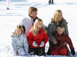 18-02-2013 KONINKLIJK HUIS: KONINKLIJKE FAMILIE IN LECH VOOR WINTERSPORT VAKANTIE.
Lech - In het Oostenrijkse Lech was maandagochtend om 10 uur het fotomoment van de koninklijke familie. Prinses Mabel en haar kinderen waren daar niet bij, maar zij is wel in Lech.
In het kerkje in Lech werd zondagavond een herdenkingsdienst gehouden voor prins Friso die vorig jaar ernstig gewond raakte toen hij onder een lawine terecht kwam. 

Hij ligt nog steeds met ernstig letsel in het ziekenhuis in Londen. Het fotomoment aan het begin van de wintersport vakantie was de laatste voor koningin Beatrix in de hoedanigheid als koningin. Daardoor was er veel meer pers aanwezig dan in voorgaande jaren.
foto: Albert den Iseger.