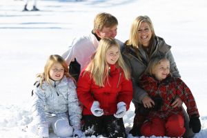 18-02-2013 KONINKLIJK HUIS: KONINKLIJKE FAMILIE IN LECH VOOR WINTERSPORT VAKANTIE.
Lech - In het Oostenrijkse Lech was maandagochtend om 10 uur het fotomoment van de koninklijke familie. Prinses Mabel en haar kinderen waren daar niet bij, maar zij is wel in Lech.
In het kerkje in Lech werd zondagavond een herdenkingsdienst gehouden voor prins Friso die vorig jaar ernstig gewond raakte toen hij onder een lawine terecht kwam. 

Hij ligt nog steeds met ernstig letsel in het ziekenhuis in Londen. Het fotomoment aan het begin van de wintersport vakantie was de laatste voor koningin Beatrix in de hoedanigheid als koningin. Daardoor was er veel meer pers aanwezig dan in voorgaande jaren.
foto: Albert den Iseger.