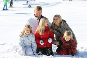 18-02-2013 KONINKLIJK HUIS: KONINKLIJKE FAMILIE IN LECH VOOR WINTERSPORT VAKANTIE.
Lech - In het Oostenrijkse Lech was maandagochtend om 10 uur het fotomoment van de koninklijke familie. Prinses Mabel en haar kinderen waren daar niet bij, maar zij is wel in Lech.
In het kerkje in Lech werd zondagavond een herdenkingsdienst gehouden voor prins Friso die vorig jaar ernstig gewond raakte toen hij onder een lawine terecht kwam. 

Hij ligt nog steeds met ernstig letsel in het ziekenhuis in Londen. Het fotomoment aan het begin van de wintersport vakantie was de laatste voor koningin Beatrix in de hoedanigheid als koningin. Daardoor was er veel meer pers aanwezig dan in voorgaande jaren.
foto: Albert den Iseger.