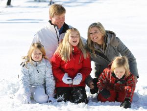 18-02-2013 KONINKLIJK HUIS: KONINKLIJKE FAMILIE IN LECH VOOR WINTERSPORT VAKANTIE.
Lech - In het Oostenrijkse Lech was maandagochtend om 10 uur het fotomoment van de koninklijke familie. Prinses Mabel en haar kinderen waren daar niet bij, maar zij is wel in Lech.
In het kerkje in Lech werd zondagavond een herdenkingsdienst gehouden voor prins Friso die vorig jaar ernstig gewond raakte toen hij onder een lawine terecht kwam. 

Hij ligt nog steeds met ernstig letsel in het ziekenhuis in Londen. Het fotomoment aan het begin van de wintersport vakantie was de laatste voor koningin Beatrix in de hoedanigheid als koningin. Daardoor was er veel meer pers aanwezig dan in voorgaande jaren.
foto: Albert den Iseger.