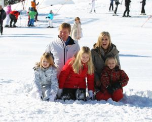 18-02-2013 KONINKLIJK HUIS: KONINKLIJKE FAMILIE IN LECH VOOR WINTERSPORT VAKANTIE.
Lech - In het Oostenrijkse Lech was maandagochtend om 10 uur het fotomoment van de koninklijke familie. Prinses Mabel en haar kinderen waren daar niet bij, maar zij is wel in Lech.
In het kerkje in Lech werd zondagavond een herdenkingsdienst gehouden voor prins Friso die vorig jaar ernstig gewond raakte toen hij onder een lawine terecht kwam. 

Hij ligt nog steeds met ernstig letsel in het ziekenhuis in Londen. Het fotomoment aan het begin van de wintersport vakantie was de laatste voor koningin Beatrix in de hoedanigheid als koningin. Daardoor was er veel meer pers aanwezig dan in voorgaande jaren.
foto: Albert den Iseger.