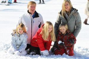 18-02-2013 KONINKLIJK HUIS: KONINKLIJKE FAMILIE IN LECH VOOR WINTERSPORT VAKANTIE.
Lech - In het Oostenrijkse Lech was maandagochtend om 10 uur het fotomoment van de koninklijke familie. Prinses Mabel en haar kinderen waren daar niet bij, maar zij is wel in Lech.
In het kerkje in Lech werd zondagavond een herdenkingsdienst gehouden voor prins Friso die vorig jaar ernstig gewond raakte toen hij onder een lawine terecht kwam. 

Hij ligt nog steeds met ernstig letsel in het ziekenhuis in Londen. Het fotomoment aan het begin van de wintersport vakantie was de laatste voor koningin Beatrix in de hoedanigheid als koningin. Daardoor was er veel meer pers aanwezig dan in voorgaande jaren.
foto: Albert den Iseger.