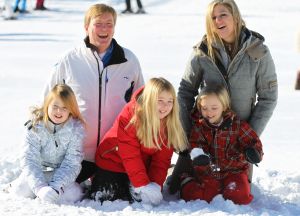 18-02-2013 KONINKLIJK HUIS: KONINKLIJKE FAMILIE IN LECH VOOR WINTERSPORT VAKANTIE.
Lech - In het Oostenrijkse Lech was maandagochtend om 10 uur het fotomoment van de koninklijke familie. Prinses Mabel en haar kinderen waren daar niet bij, maar zij is wel in Lech.
In het kerkje in Lech werd zondagavond een herdenkingsdienst gehouden voor prins Friso die vorig jaar ernstig gewond raakte toen hij onder een lawine terecht kwam. 

Hij ligt nog steeds met ernstig letsel in het ziekenhuis in Londen. Het fotomoment aan het begin van de wintersport vakantie was de laatste voor koningin Beatrix in de hoedanigheid als koningin. Daardoor was er veel meer pers aanwezig dan in voorgaande jaren.
foto: Albert den Iseger.