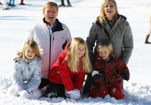 18-02-2013 KONINKLIJK HUIS: KONINKLIJKE FAMILIE IN LECH VOOR WINTERSPORT VAKANTIE.
Lech - In het Oostenrijkse Lech was maandagochtend om 10 uur het fotomoment van de koninklijke familie. Prinses Mabel en haar kinderen waren daar niet bij, maar zij is wel in Lech.
In het kerkje in Lech werd zondagavond een herdenkingsdienst gehouden voor prins Friso die vorig jaar ernstig gewond raakte toen hij onder een lawine terecht kwam. 

Hij ligt nog steeds met ernstig letsel in het ziekenhuis in Londen. Het fotomoment aan het begin van de wintersport vakantie was de laatste voor koningin Beatrix in de hoedanigheid als koningin. Daardoor was er veel meer pers aanwezig dan in voorgaande jaren.
foto: Albert den Iseger.